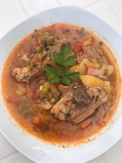 Una foto de Guiso de pollo con puerro y guisantes