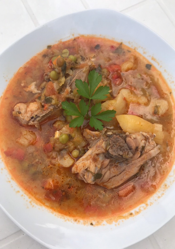 Una foto de Guiso de pollo con puerro y guisantes