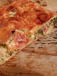 Una foto de Empanada con espinacas, bacon y otros