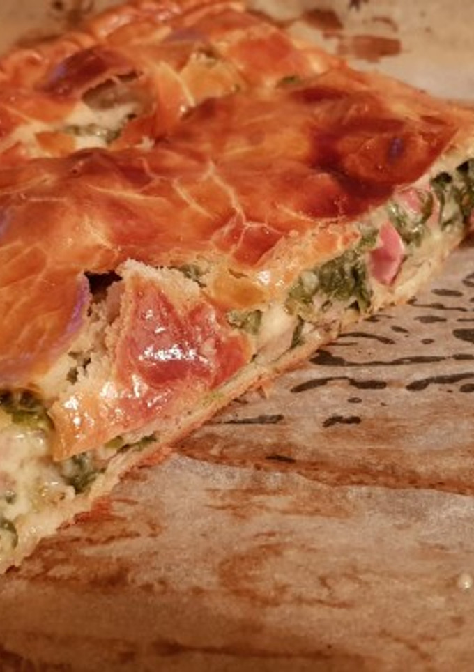Una foto de Empanada con espinacas, bacon y otros