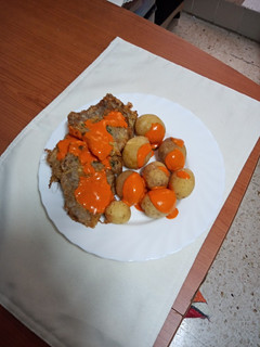 Una foto de Filetes rebozados con papas arrugás y mojo de pimiento