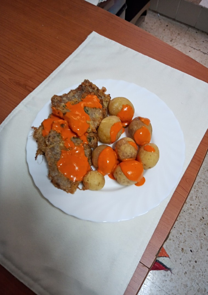 Una foto de Filetes rebozados con papas arrugás y mojo de pimiento