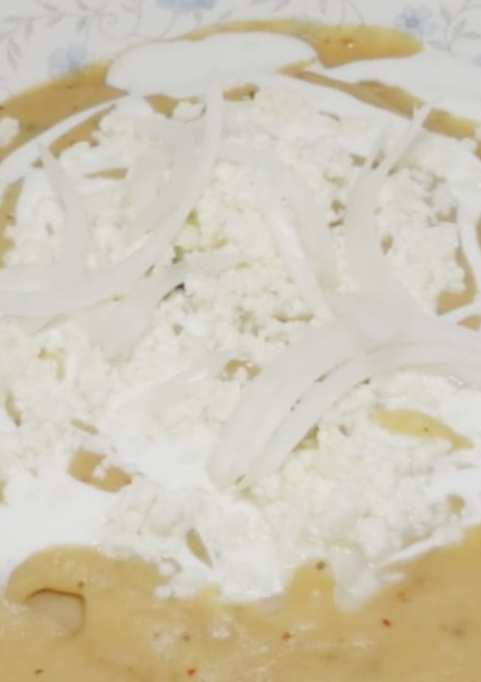 Una foto de Enfrijoladas con hoja de aguacate
