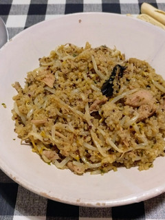 Una foto de Quinoa con atún y brotes de soja al ajillo