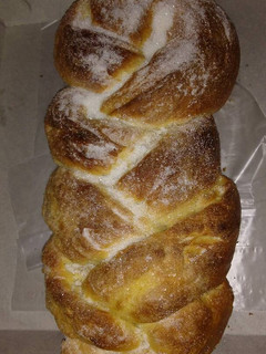 Una foto de Pan de leche, pan de campo y trenzado dulce
