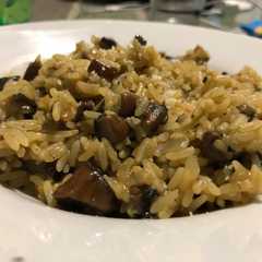 Una foto de Arroz con hongos portobello