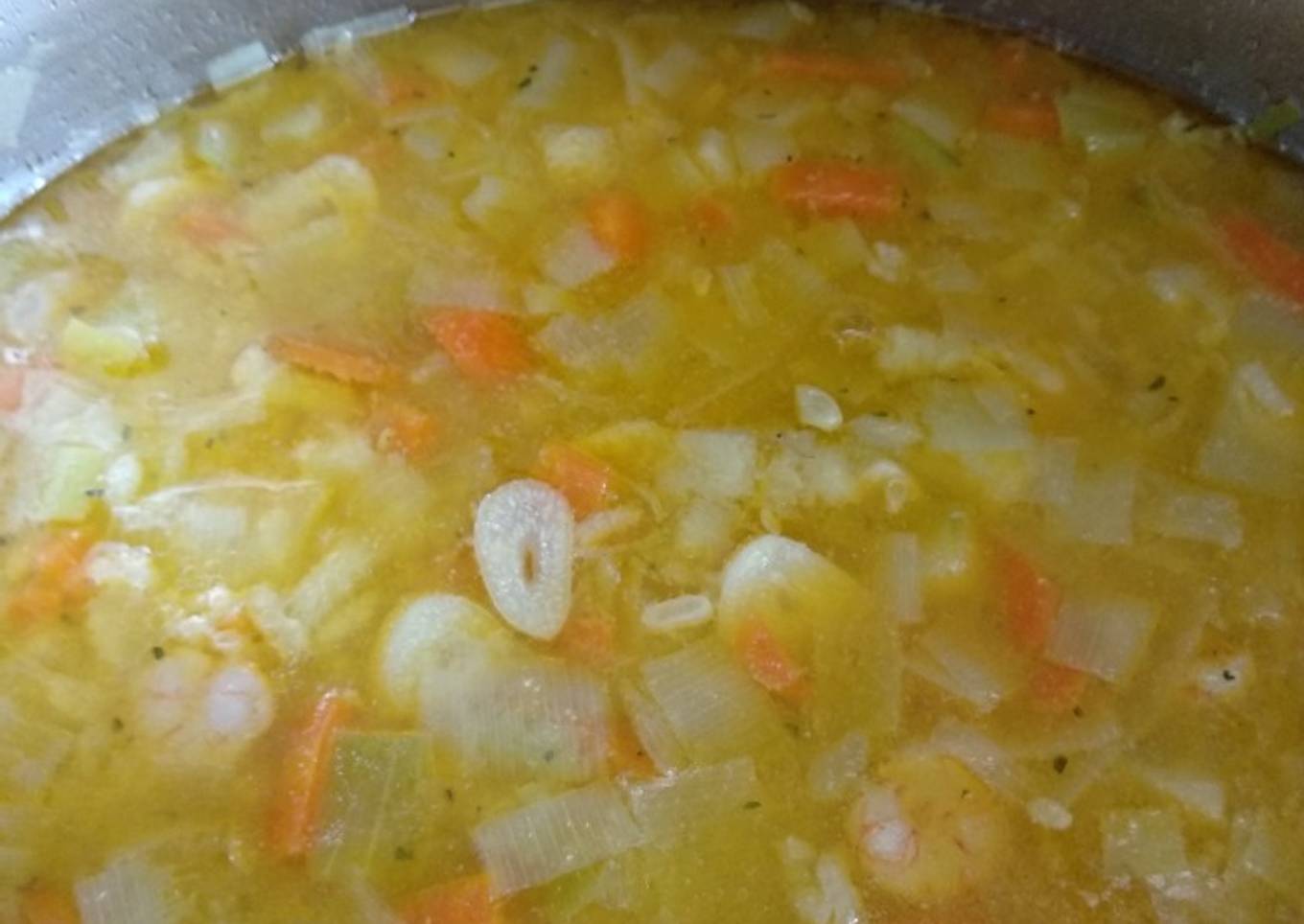 Sopa de verduras, arroz y gambas