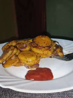 A picture of SKILLET ONION POTATOES 😋😋..