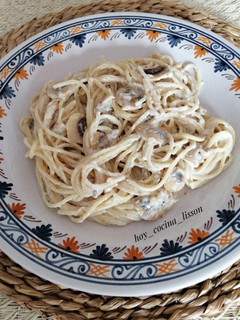 Una foto de Spaghetti cremosos con champiñones y anchoas