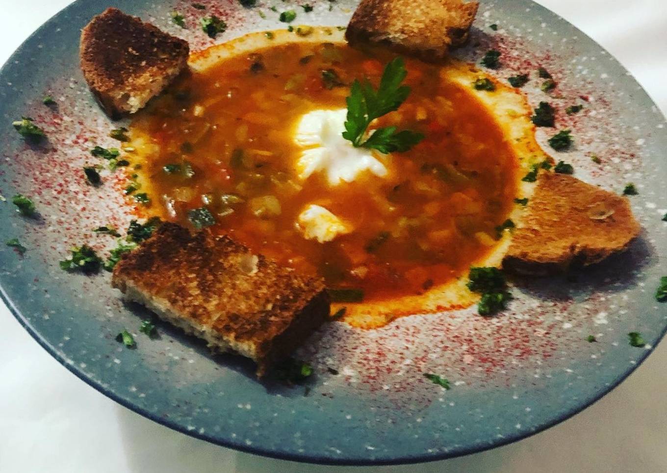 Sopa de verduras con huevo poche