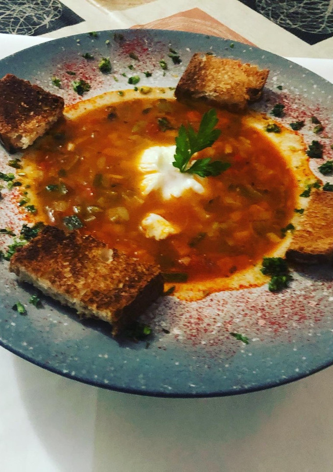 Una foto de Sopa de verduras con huevo poche