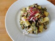 Una foto di pasta con la lattuga