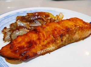 Foto resep Pan-roasted Salmon With Oyster Sauce & Caramelized Onions