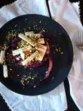 Cavolo viola e verde con formaggio e pistacchi