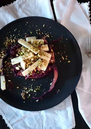 Foto di Cavolo viola e verde con formaggio e pistacchi