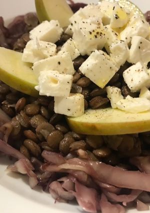 Foto di Insalata tiepida di cavolo cappuccio al vino rosso 🍷 con lenticchie, feta e mela 🍏
