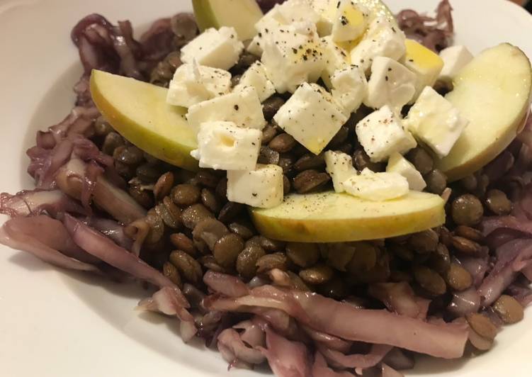 Insalata tiepida di cavolo cappuccio al vino rosso 🍷 con lenticchie, feta e mela 🍏