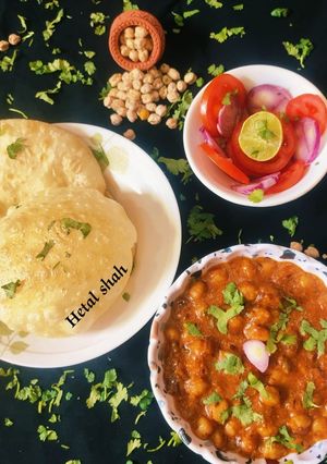 A picture of Chole Bhature.