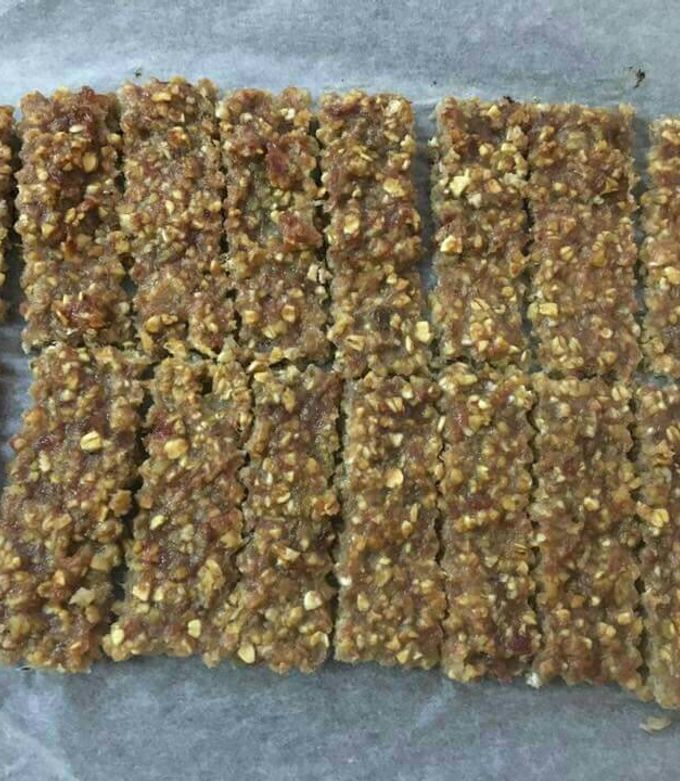 Hình của món Bánh yến mạch dạng thanh cho bé ăn.