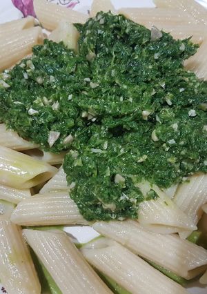 Una foto de "Pesto" de lechuga y girasol