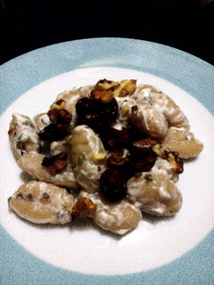 Una foto de Gnocchis con salsa de queso y frutos secos