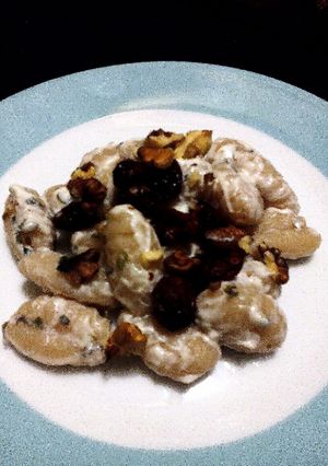 Foto principal de Gnocchis con salsa de queso y frutos secos