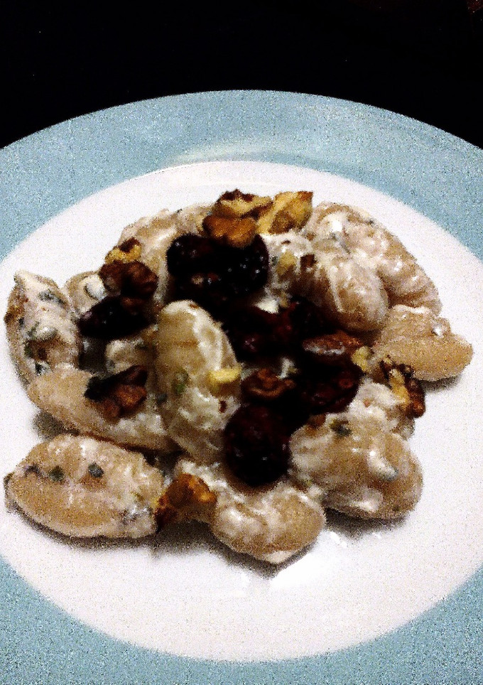 Una foto de Gnocchis con salsa de queso y frutos secos