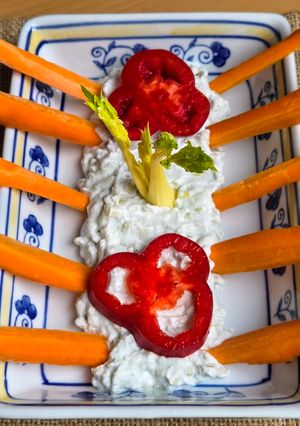 Una foto de Untable de yogur de leche de búfala 🐃, queso azul, nueces y apio 💙 💚🧡para dipear con crudités 🥕🌶️ 🌱