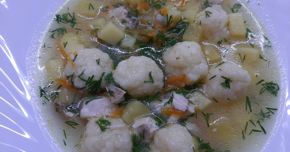 Суп шаре. Суп с сырными шариками и курицей. Суп с сырными шариками. Суп с сырными шариками рецепт. Тайский белый суп с шарами.