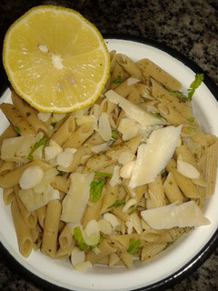Una foto de Macarrones integrales con limón y cilantro
