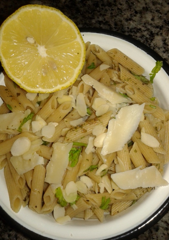 Una foto de Macarrones integrales con limón y cilantro