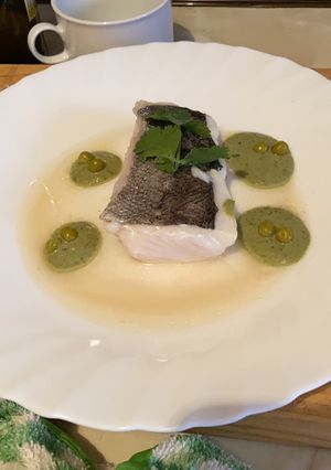 Una foto de Lomo de merluza en su jugo con emulsión de codium