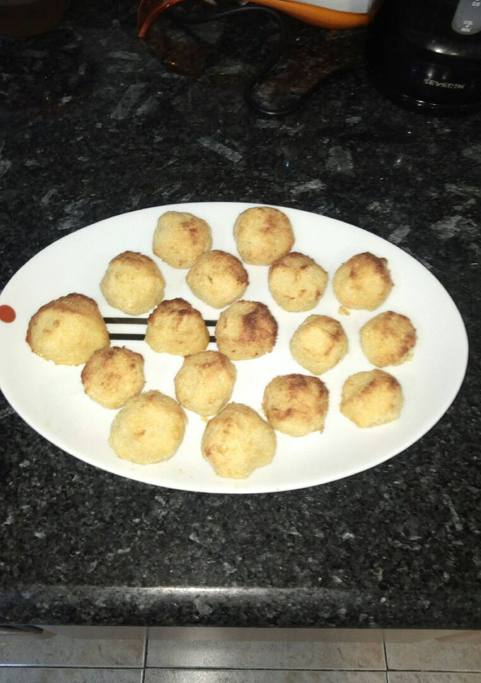 Una foto de Bolitas de coco y manzana