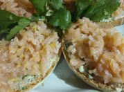 Una foto di salmone rucola