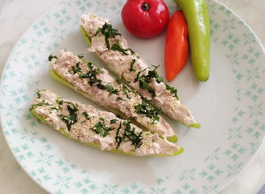Una foto de Ají relleno con atún y queso crema
