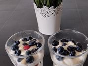 Une photo de myrtille et framboises