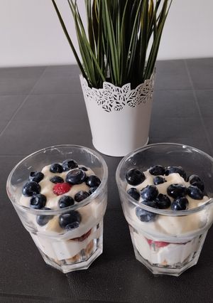 Une photo de Tiramisu aux framboises et myrtilles 🫐🍰