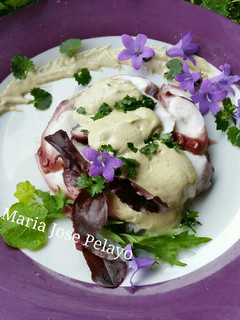 Una foto de Pulpo con mayonesa de aceitunas negras