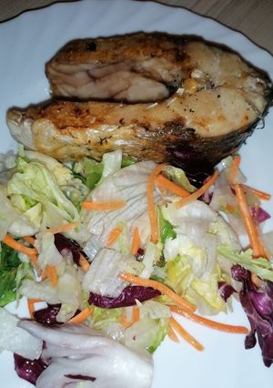 O poză a rețetei Crap pe grill cu salată.