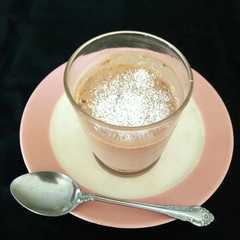 Foto principal de Postre de yogurt de kéfir de leche y cacao