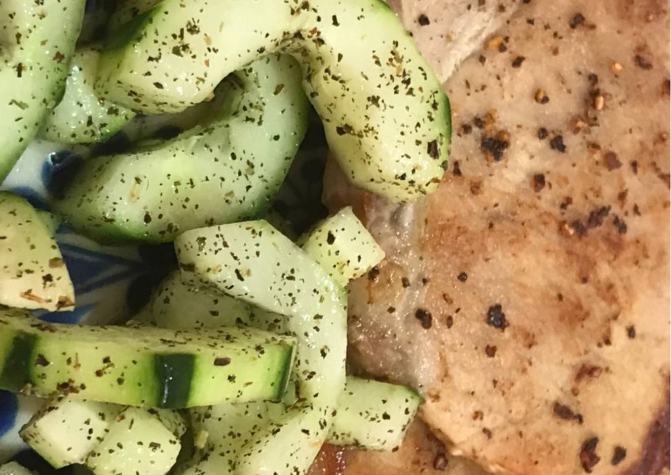 Chuleta de cerdo con pepino a la hierbabuena