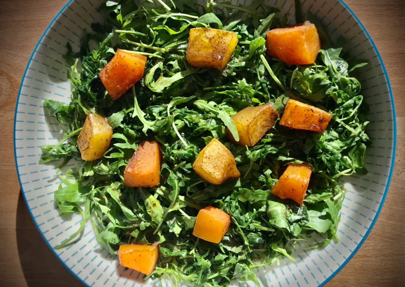 Rúcula con calabaza asada y aliño balsámico