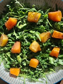 Una foto de Rúcula con calabaza asada y aliño balsámico