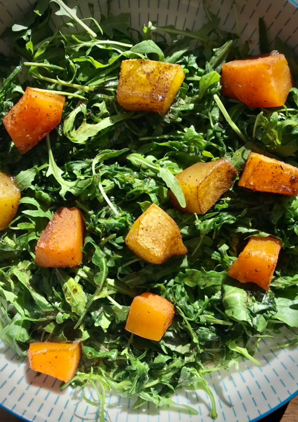 Una foto de Rúcula con calabaza asada y aliño balsámico