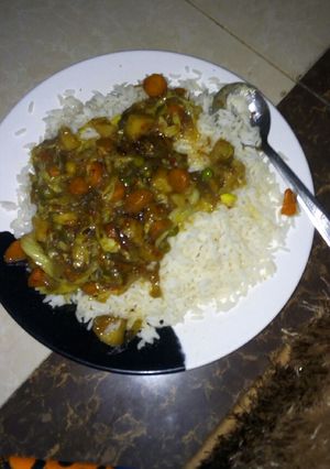 A picture of White rice n sauce.