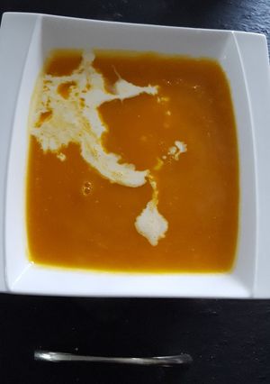 Une photo de Velouté de potimaron et crème truffée
