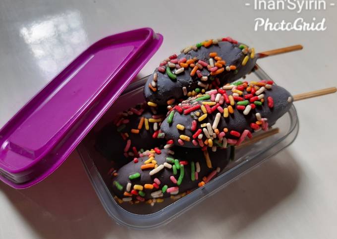 Bagaimana Menyiapkan Es Pisang Beku Coklat, Bisa Manjain Lidah