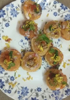 A picture of Rava puri chat.