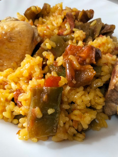 Una foto de Paella de pollo y costilla