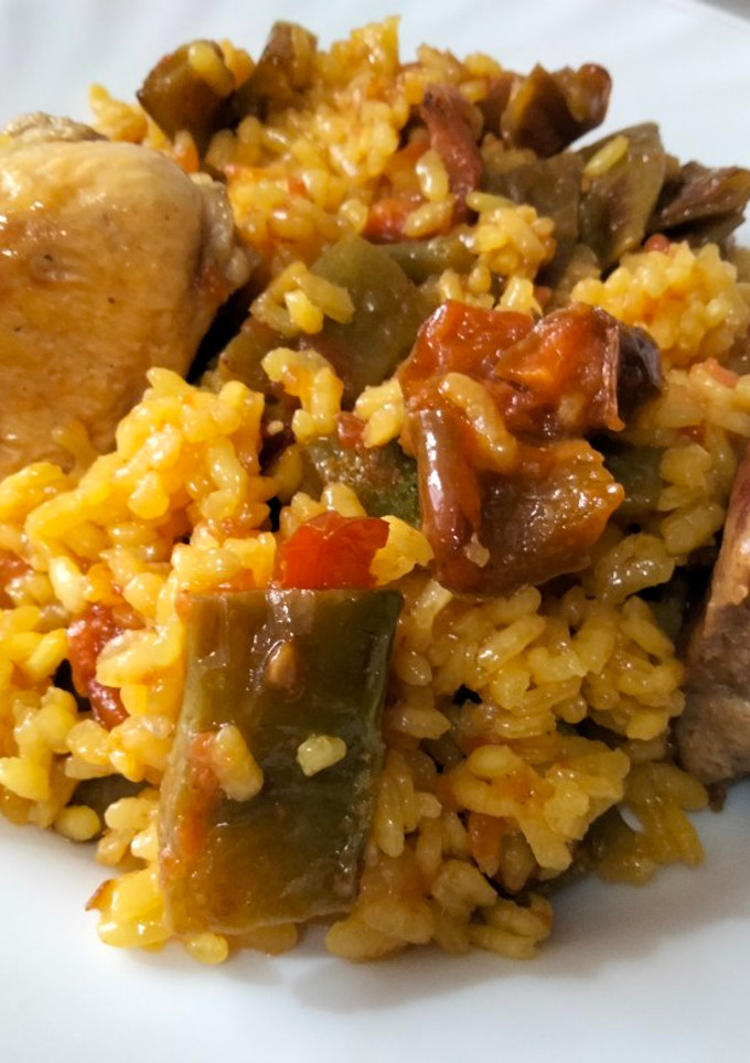 Una foto de Paella de pollo y costilla